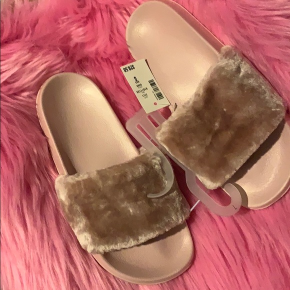 Size 7 or 9pink Faux fur Aeropostale slides - Picture 2 of 3